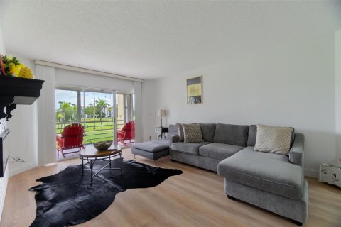 Condo in Lake Worth, Florida, 2 bedrooms № 2181925 - photo 8