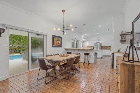 House in Palmetto Bay, Florida 4 bedrooms, 282.33 sq.m. № 2391910 - photo 12
