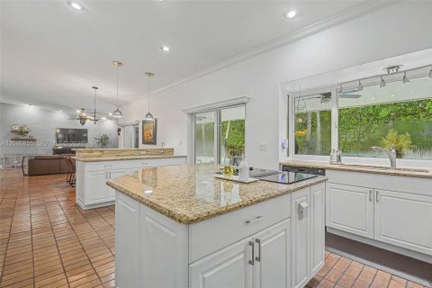 House in Palmetto Bay, Florida 4 bedrooms, 282.33 sq.m. № 2391910 - photo 8