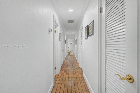 House in Palmetto Bay, Florida 4 bedrooms, 282.33 sq.m. № 2391910 - photo 28