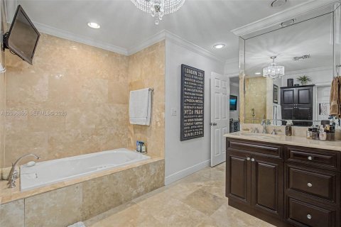 House in Palmetto Bay, Florida 4 bedrooms, 282.33 sq.m. № 2391910 - photo 22