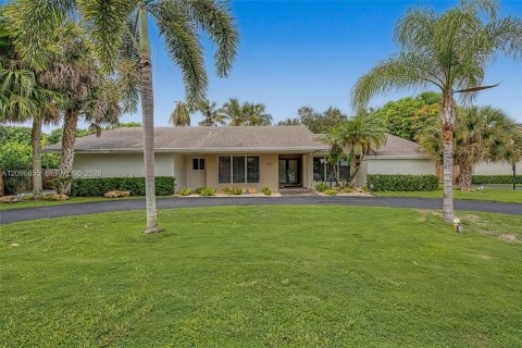 House in Palmetto Bay, Florida 4 bedrooms, 282.33 sq.m. № 2391910 - photo 2
