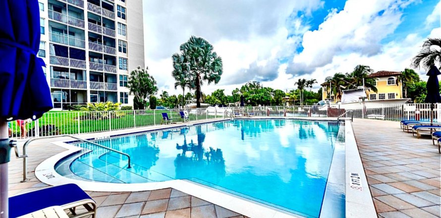 Condo in Pompano Beach, Florida, 1 bedroom № 992165