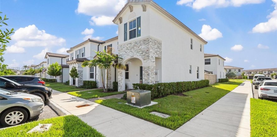 House in Miami, Florida 3 bedrooms, 129.41 sq.m. № 1859741