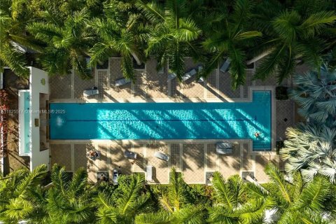 Condo in Miami, Florida, 1 bedroom  № 1821535 - photo 1
