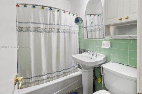 House in Miami, Florida 3 bedrooms, 106.84 sq.m. № 1726688 - photo 16