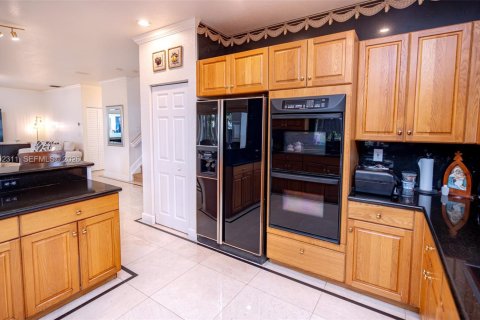 House in Doral, Florida 5 bedrooms, 296.92 sq.m. № 2066422 - photo 8
