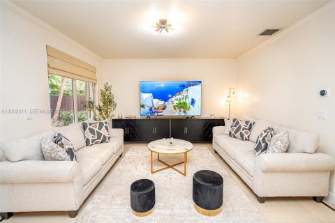 House in Doral, Florida 5 bedrooms, 296.92 sq.m. № 2066422 - photo 13