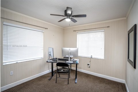 House in Doral, Florida 5 bedrooms, 296.92 sq.m. № 2066422 - photo 24