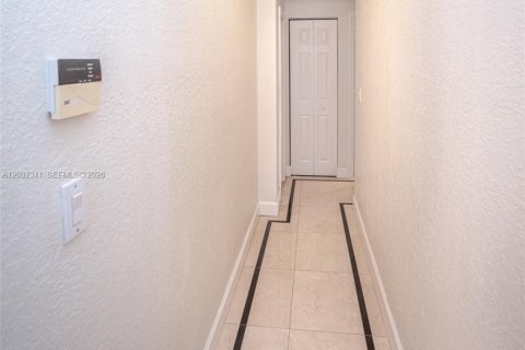 House in Doral, Florida 5 bedrooms, 296.92 sq.m. № 2066422 - photo 21