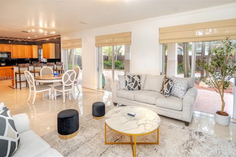 House in Doral, Florida 5 bedrooms, 296.92 sq.m. № 2066422 - photo 12