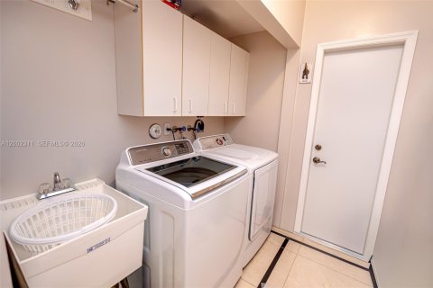 House in Doral, Florida 5 bedrooms, 296.92 sq.m. № 2066422 - photo 20