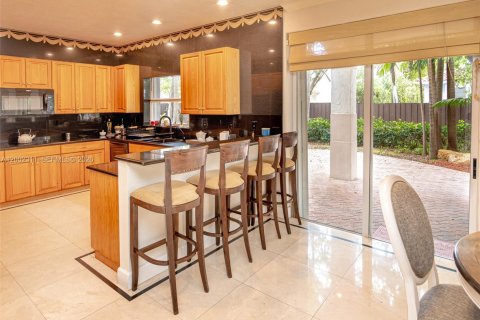 House in Doral, Florida 5 bedrooms, 296.92 sq.m. № 2066422 - photo 11