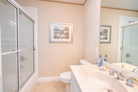 House in Doral, Florida 5 bedrooms, 296.92 sq.m. № 2066422 - photo 22