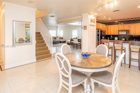 House in Doral, Florida 5 bedrooms, 296.92 sq.m. № 2066422 - photo 14