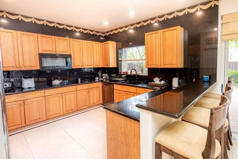 House in Doral, Florida 5 bedrooms, 296.92 sq.m. № 2066422 - photo 7