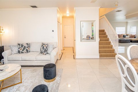 House in Doral, Florida 5 bedrooms, 296.92 sq.m. № 2066422 - photo 17