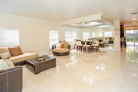 House in Doral, Florida 5 bedrooms, 296.92 sq.m. № 2066422 - photo 6