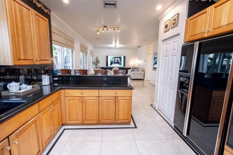 House in Doral, Florida 5 bedrooms, 296.92 sq.m. № 2066422 - photo 10
