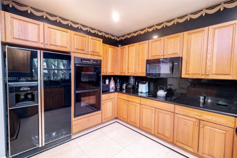 House in Doral, Florida 5 bedrooms, 296.92 sq.m. № 2066422 - photo 9