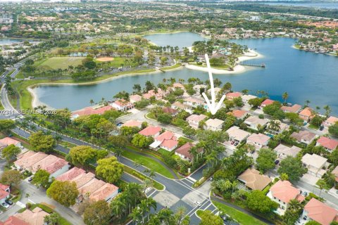 House in Doral, Florida 5 bedrooms, 296.92 sq.m. № 2066422 - photo 2