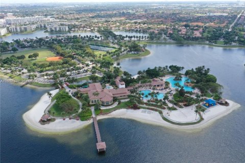 House in Doral, Florida 5 bedrooms, 296.92 sq.m. № 2066422