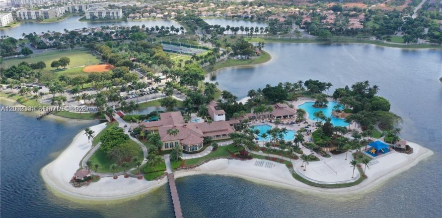 House in Doral, Florida 5 bedrooms, 296.92 sq.m. № 2066422