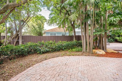 House in Doral, Florida 5 bedrooms, 296.92 sq.m. № 2066422 - photo 30