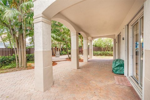 House in Doral, Florida 5 bedrooms, 296.92 sq.m. № 2066422 - photo 27