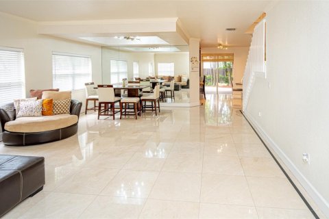 House in Doral, Florida 5 bedrooms, 296.92 sq.m. № 2066422 - photo 5