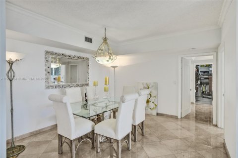 Condo in Aventura, Florida, 2 bedrooms  № 2018156 - photo 9