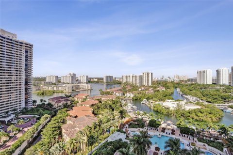 Condo in Aventura, Florida, 2 bedrooms  № 2018156 - photo 11