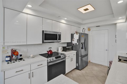 Condo in Aventura, Florida, 2 bedrooms  № 2018156 - photo 14