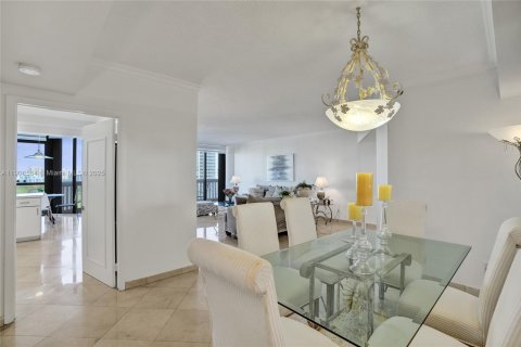 Condo in Aventura, Florida, 2 bedrooms  № 2018156 - photo 8