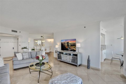 Condo in Aventura, Florida, 2 bedrooms  № 2018156 - photo 7