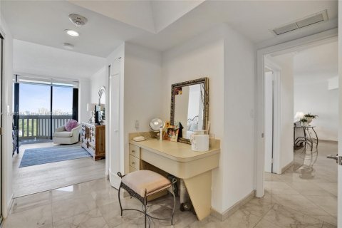 Condo in Aventura, Florida, 2 bedrooms  № 2018156 - photo 18