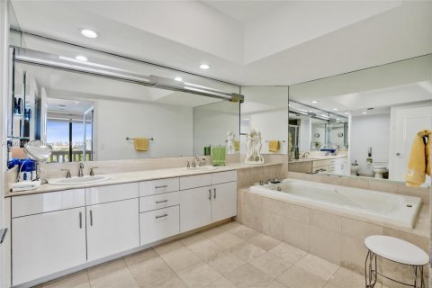 Condo in Aventura, Florida, 2 bedrooms  № 2018156 - photo 20