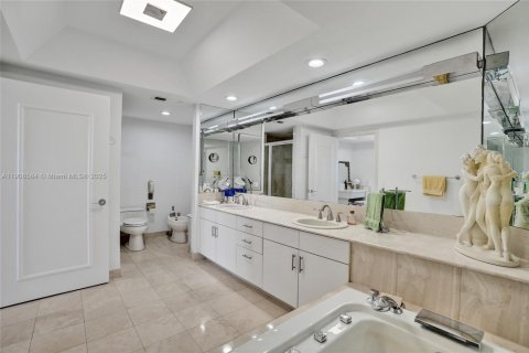 Condo in Aventura, Florida, 2 bedrooms  № 2018156 - photo 22