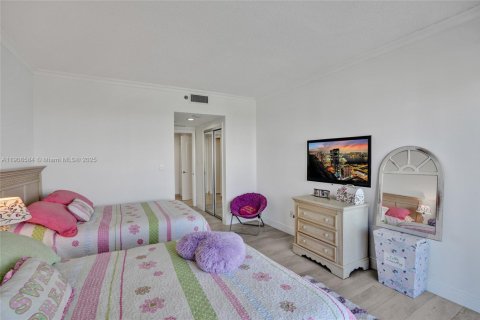 Condo in Aventura, Florida, 2 bedrooms  № 2018156 - photo 24