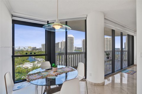 Condo in Aventura, Florida, 2 bedrooms  № 2018156 - photo 10