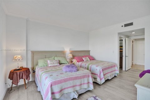 Condo in Aventura, Florida, 2 bedrooms  № 2018156 - photo 25