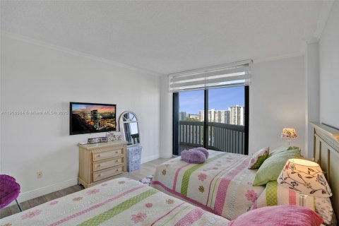 Condo in Aventura, Florida, 2 bedrooms  № 2018156 - photo 27