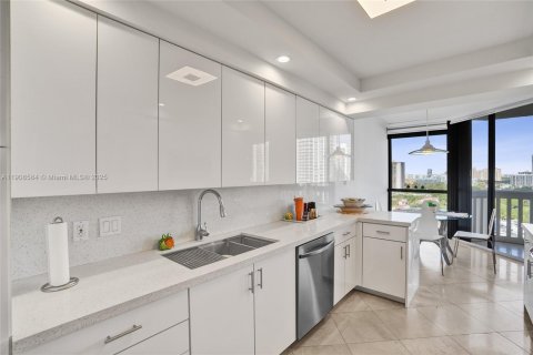 Condo in Aventura, Florida, 2 bedrooms  № 2018156 - photo 12