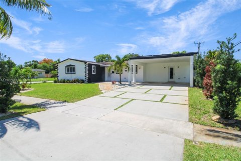 Villa ou maison à vendre à Pembroke Pines, Floride: 3 chambres, 200.2 m2 № 1801170 - photo 2