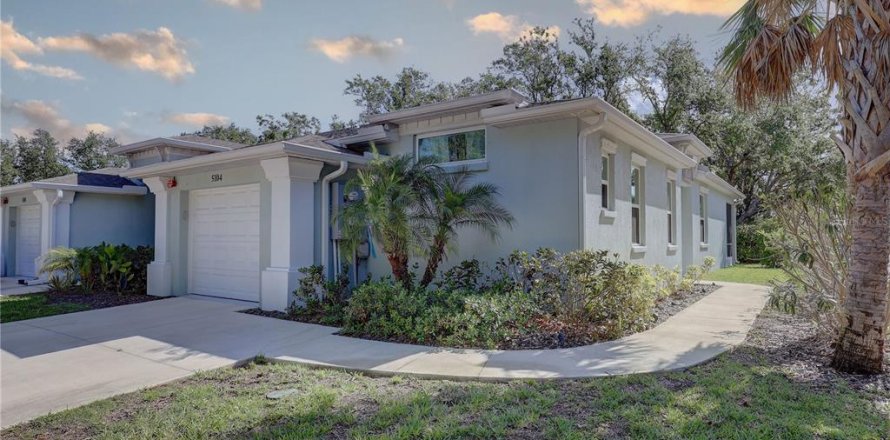 House in Palmetto, Florida 2 bedrooms, 121.42 sq.m. № 1629616