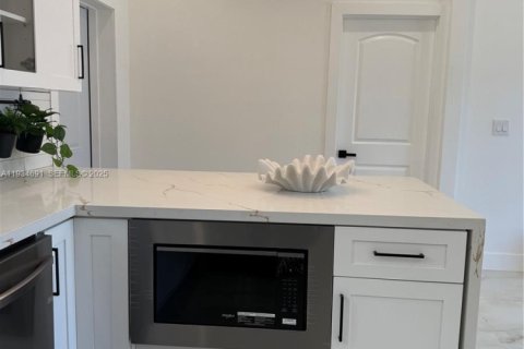 House in Miami, Florida 3 bedrooms № 1994114 - photo 5