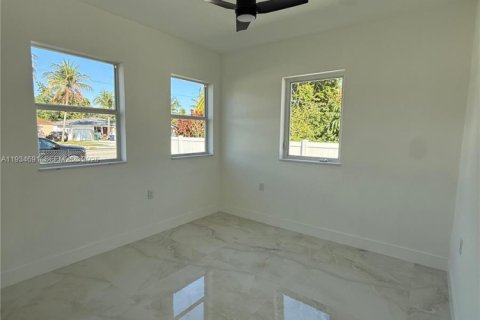 House in Miami, Florida 3 bedrooms № 1994114 - photo 21