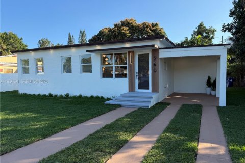 House in Miami, Florida 3 bedrooms № 1994114 - photo 1