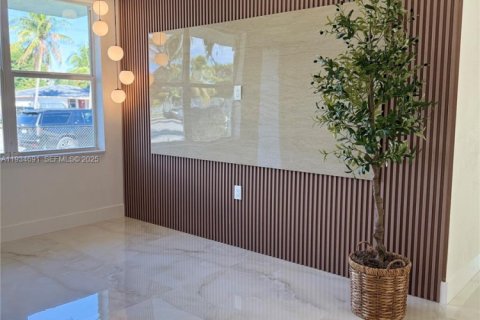 House in Miami, Florida 3 bedrooms № 1994114 - photo 11