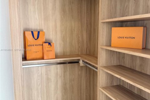 House in Miami, Florida 3 bedrooms № 1994114 - photo 16